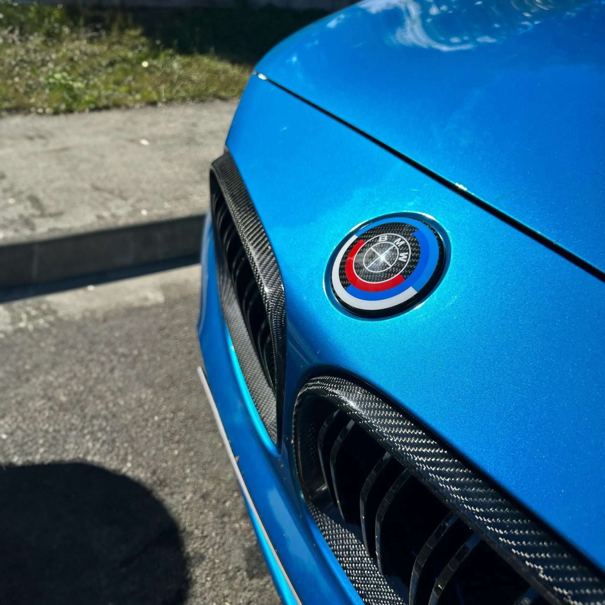 BMW Série 5 (F10/F11) Emblème de pare-chocs avant/capot en fibre de carbone (82 mm)
