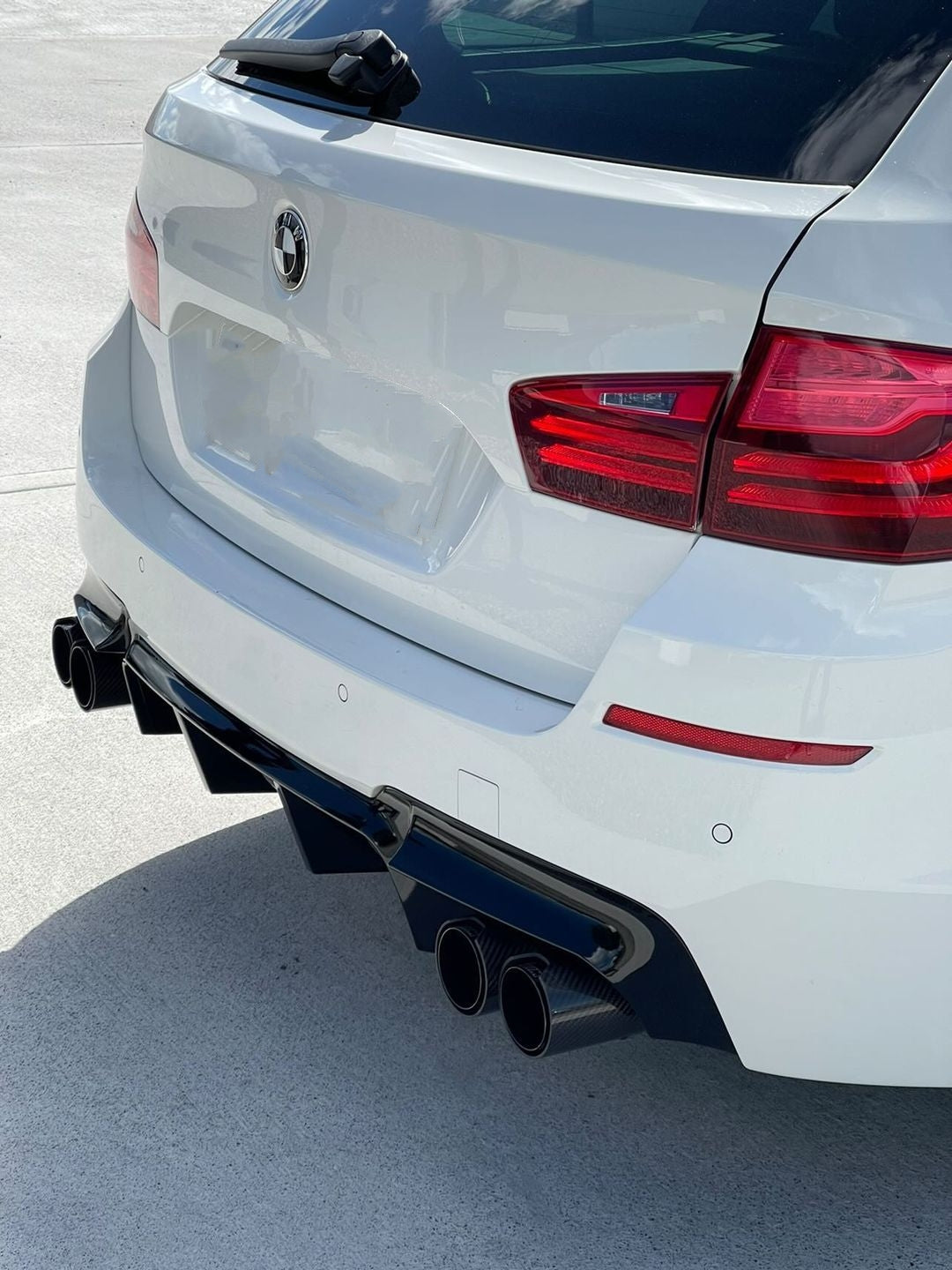 BMW Universal Black Dual M Performance Style Exhaust Tips Setup - Designed for enthusiasts looking to add either a dual or quad exhaust tip set-up without the hassle of changing the whole rear exhaust. This product is manufactured from a 2*2 Carbon Fibre Weave outer shell with the Gloss Black Stainless Steel finish with Laser Etching. This product is staggered for a perfect fitment. 