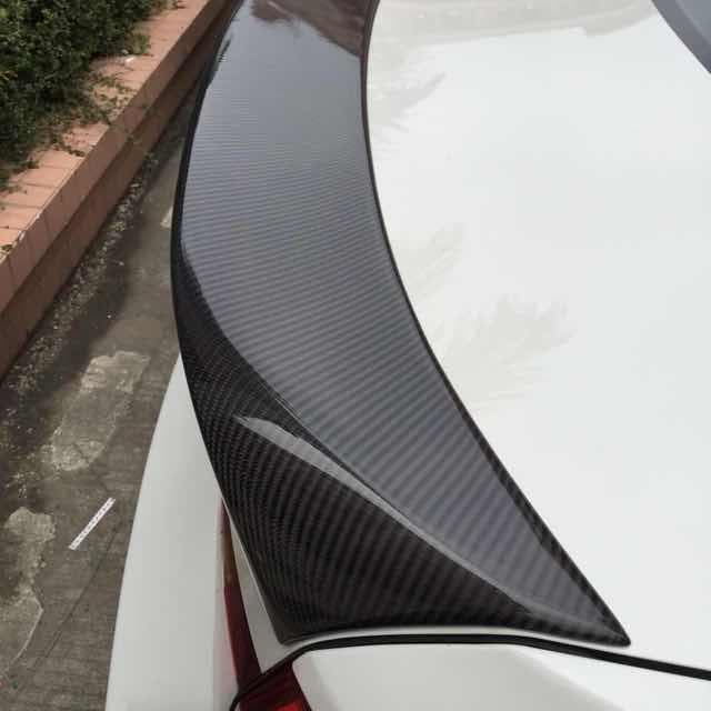 BMW F10 5 Series and M5 Ducktail Style Carbon Fibre Rear Lip spoiler. For the F10 5 Series and M5 Models between 2010 and 2017. This M5 Style Spoiler is manufactured from Carbon Fibre and FRP, making this product seriously strong and light to increase downforce with minimal weight increase to your 5 Series BMW. Manufactured by our own factory to be a Ducktail Inspired product. 
