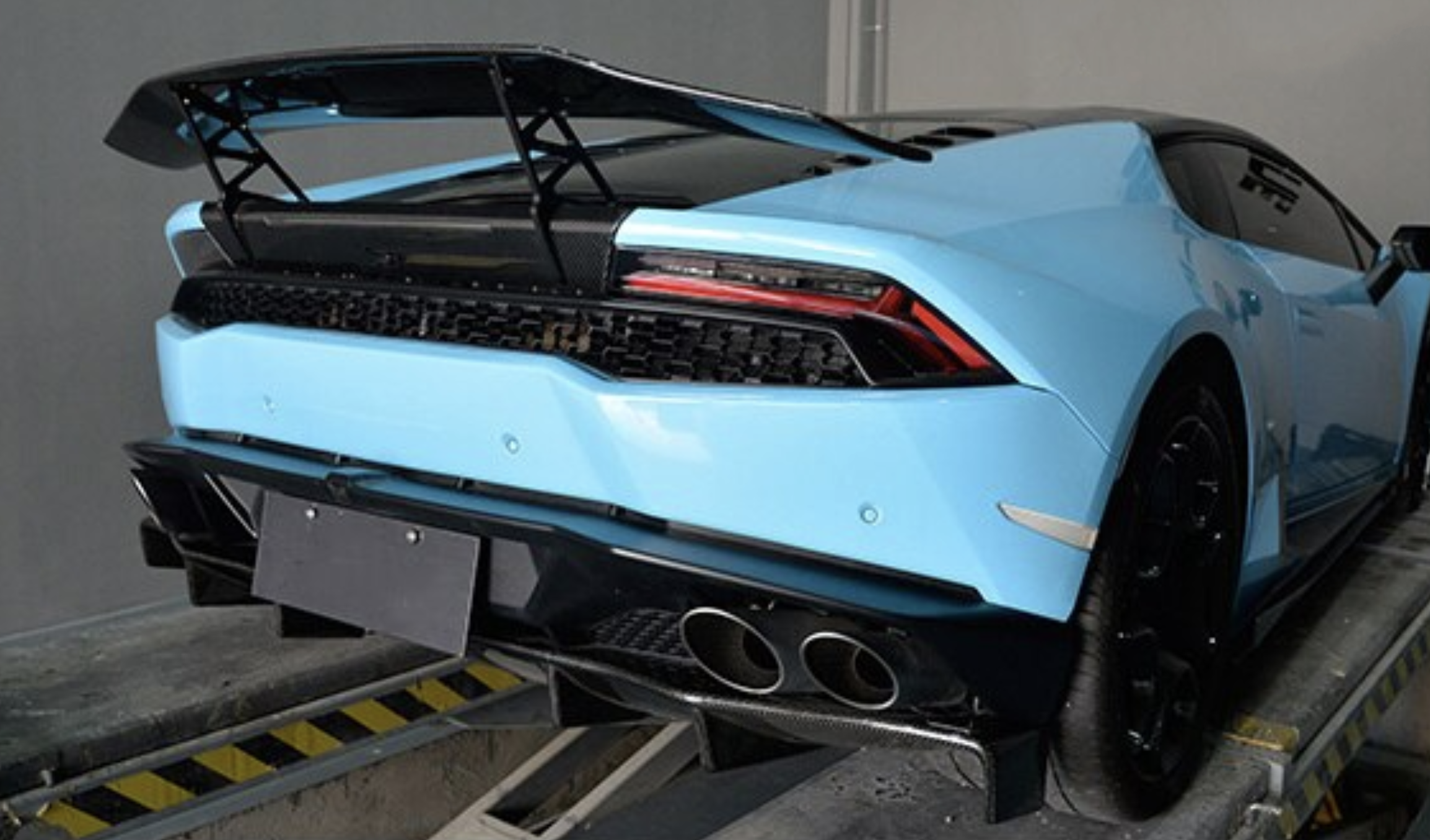 The Lamborghini Huracan LP610-4 Coupe/Spyder Carbon Fibre Rear Diffuser  The Lamborghini Huracan LP610-4 Carbon Fibre Rear Bumper Diffuser is designed using 3D Scanning of the original bodywork to ensure we create this product to fit perfectly to your Huracan. Manufactured from 2*2 Carbon Fibre Weave finished in a UV Resistant Gloss Resin to create an unrivalled look on your Huracan Coupe/Spyder. 