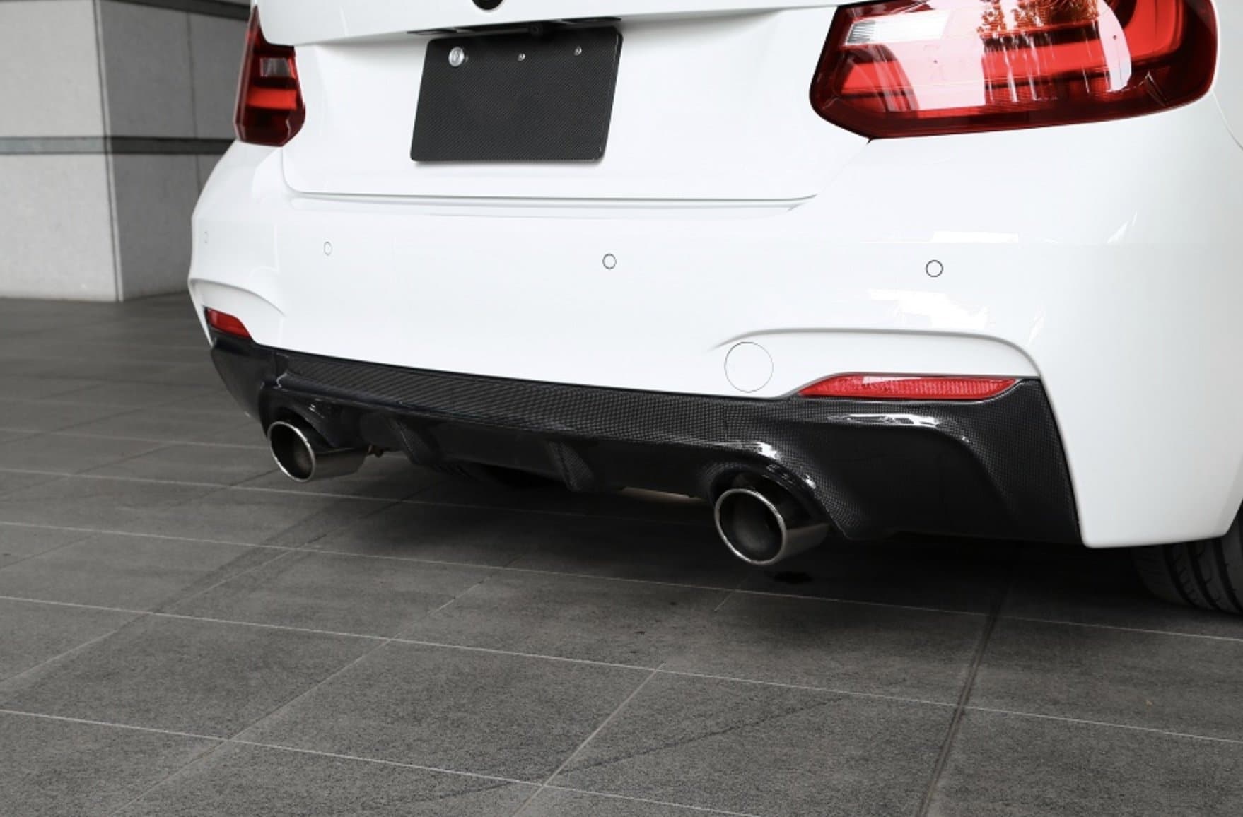 The M235I/M240I 3D Design Style Carbon Fibre Rear Diffuser is Inspired by the most innovative carbon fibre manufacturers out there - 3D Design Japan - with its stunning shape that adds a more aggressive look to your F22/F23 2 Series BMW by giving the rear diffuser a facelift. All you need to finish this off is a set of exhaust tips to spark the draw to your rear end. 