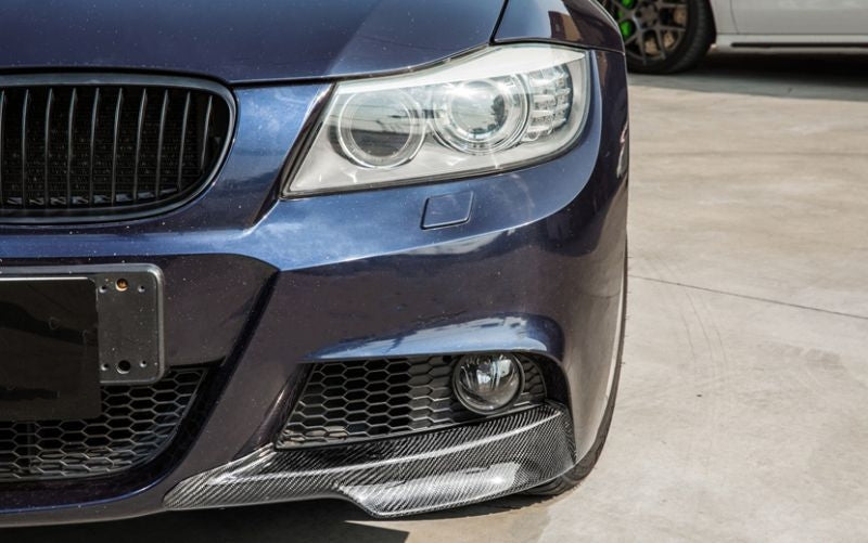 BMW E90/E91 M Performance Style Carbon Fibre Front Bumper Splitters - Manufactured to fit either the Pre-LCI or LCI Models. this product adds an additional layer to the front bumper of the E90 and E91 M Sport BMW 3 Series Models with the addition of longer carbon front splitters to emphasise the front bumpers' features. 