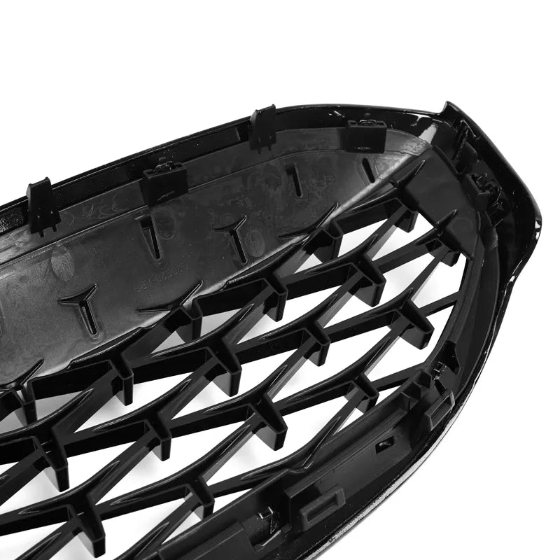 BMW G20/G21 3 Series Carbon Fibre Diamond Style Front Grille Set - For anyone who loves carbon, having this part is a must. They say the devils in detail, with this front grille set, they were correct. Its stunning 2*2 3K Twill Carbon fibre weave outer ring paired with the gloss black Diamonds makes this product the perfect addition for those adding the detailed parts of carbon fibre to their car. 
