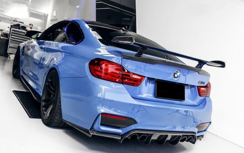 Against the mainstream. The M Performance rear spoiler with aerodynamic cut-out is made from high-quality carbon fibre and creates a distinctive motorsport look at the vehicle's rear. Thanks to optimised aerodynamics, it creates a noticeably more athletic driving performance—dynamics at their most unique.
