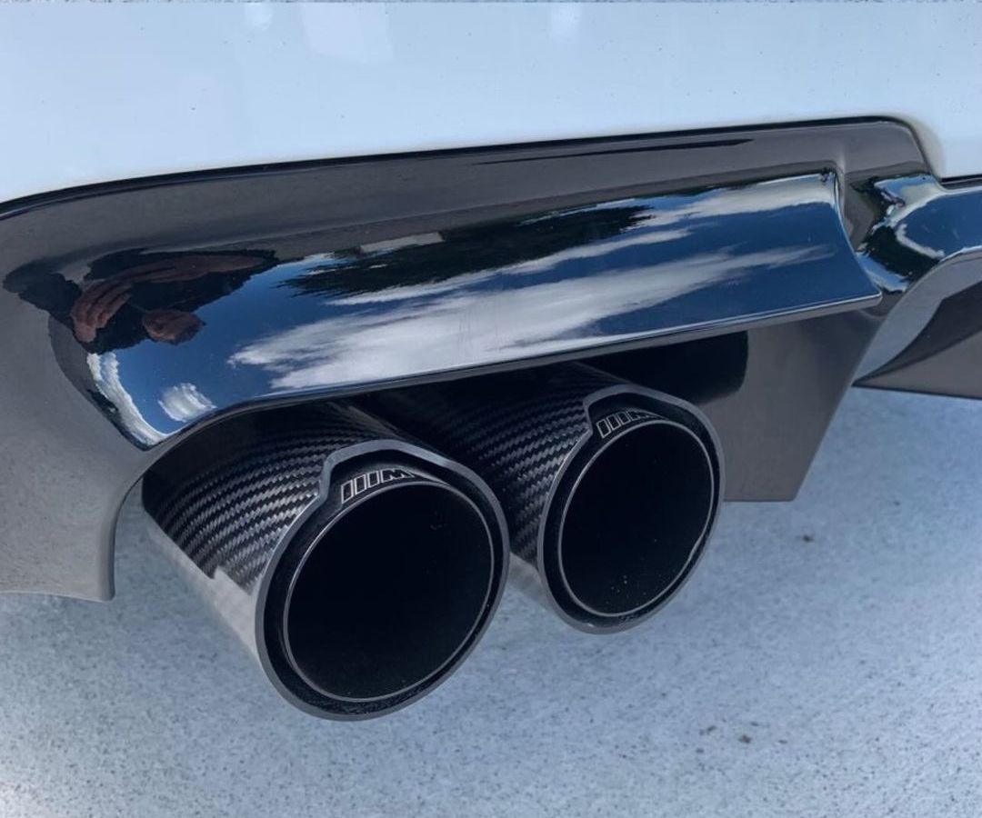 BMW Universal Black Dual M Performance Style Exhaust Tips Setup - Designed for enthusiasts looking to add either a dual or quad exhaust tip set-up without the hassle of changing the whole rear exhaust. This product is manufactured from a 2*2 Carbon Fibre Weave outer shell with the Gloss Black Stainless Steel finish with Laser Etching. This product is staggered for a perfect fitment. 