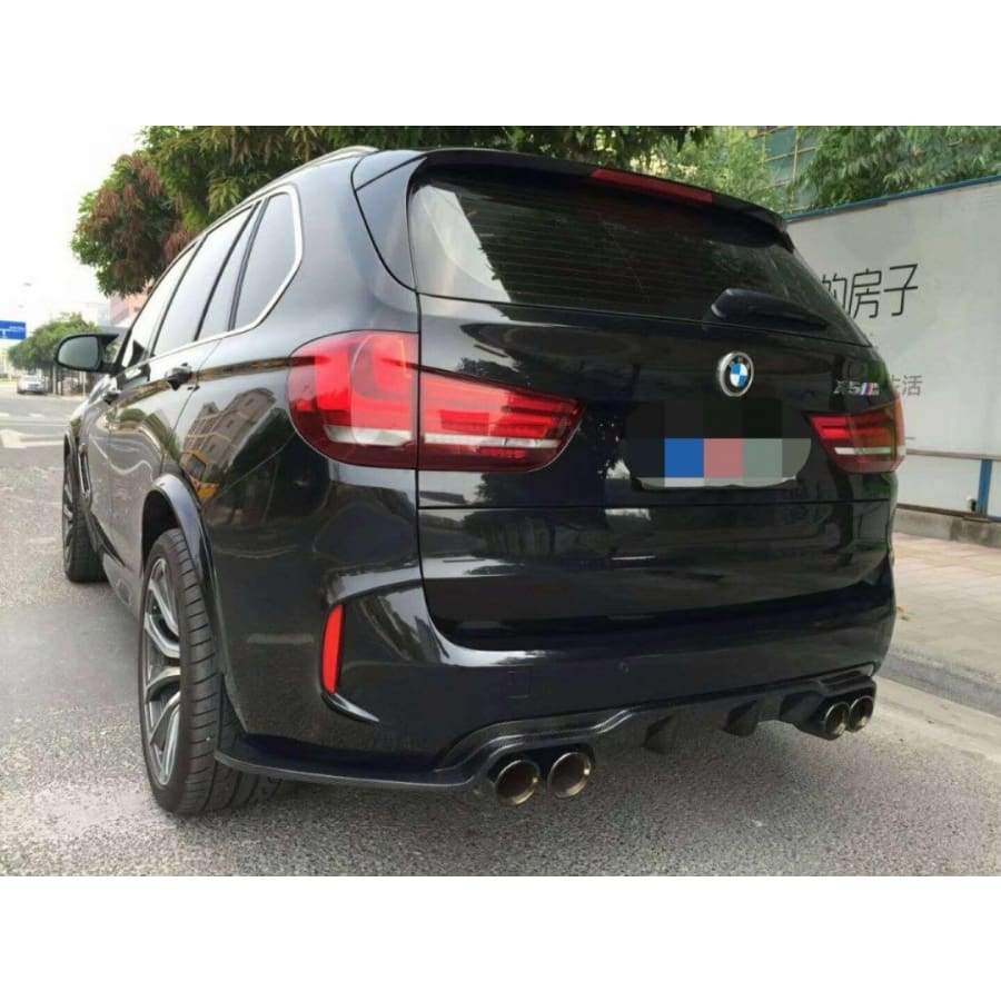 BMW X5M/X6M 3D Design Japan Carbon Fibre Rear Diffuser - Inspired by 3D Design Japans Unique Styling to enhance the look of your X5M/X6M SUV by increasing the presence at the rear with this full wrap-around carbon diffuser with the Central Diffuser fins for enhanced aerodynamics at higher speeds. 